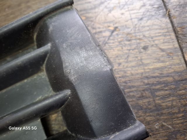 bontott VW POLO IV Első Lökhárító Bal Díszrács