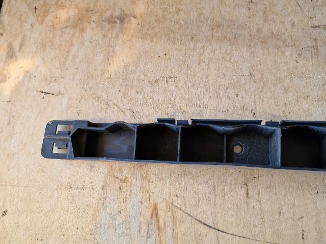 bontott VW POLO IV Hátsó középső Lökhárító Tartó (Műanyag)