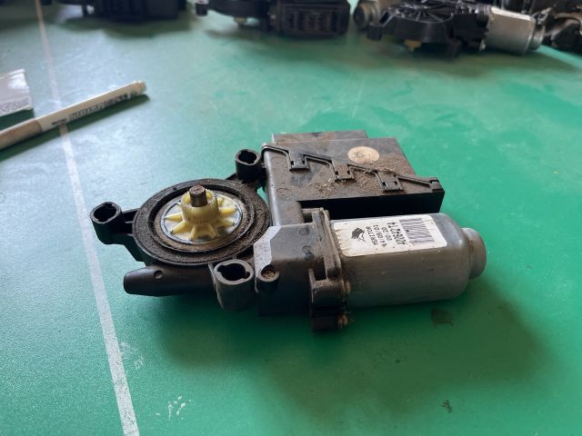 bontott VW POLO IV Jobb első Ablakemelő Motor