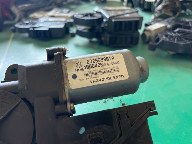 bontott VW POLO IV Jobb első Ablakemelő Motor