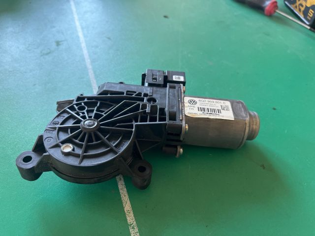 bontott VW POLO IV Jobb első Ablakemelő Motor