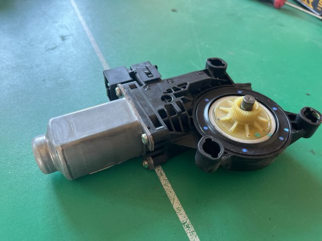 bontott VW POLO IV Jobb első Ablakemelő Motor