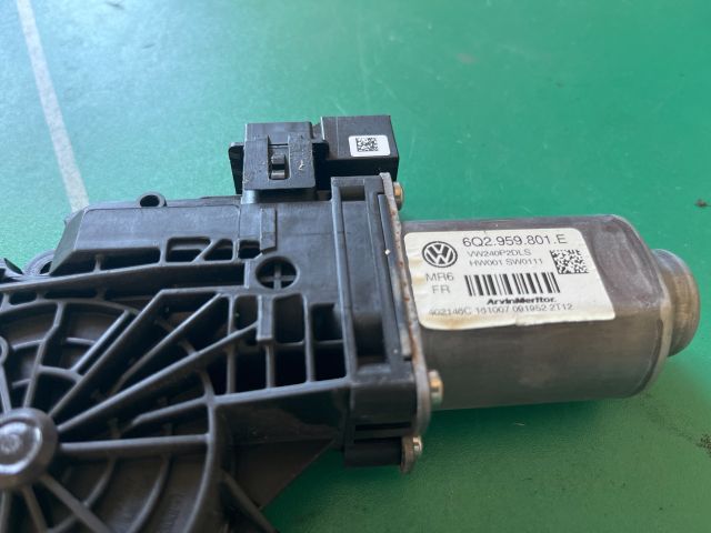 bontott VW POLO IV Jobb első Ablakemelő Motor