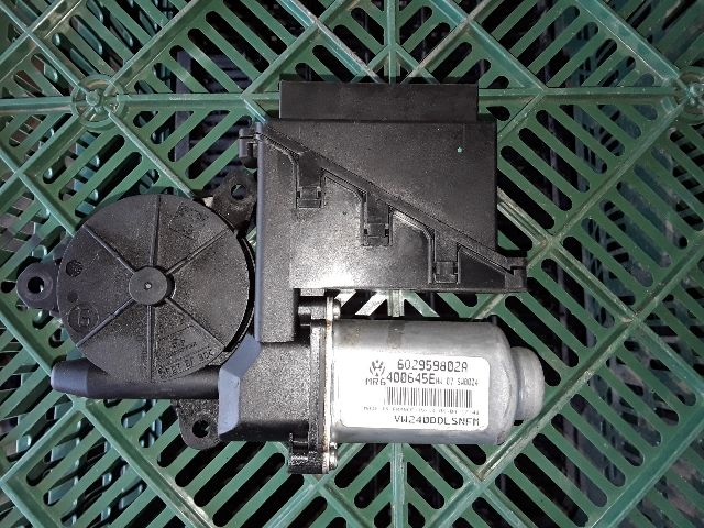 bontott VW POLO IV Jobb első Ablakemelő Motor