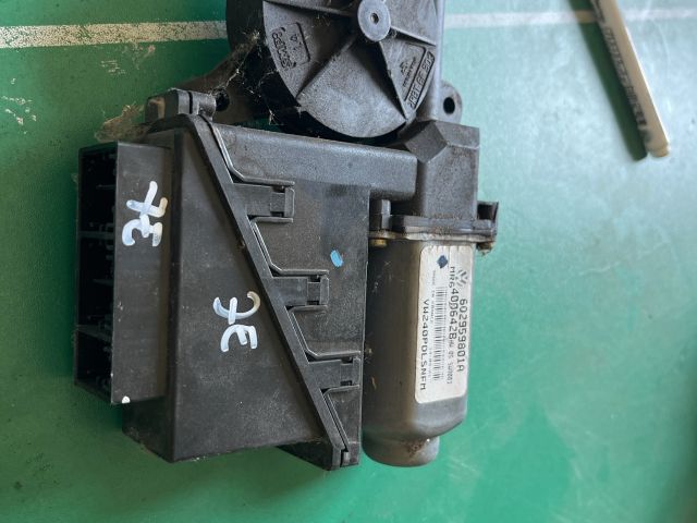 bontott VW POLO IV Jobb első Ablakemelő Motor