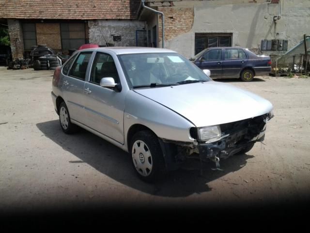 bontott VW POLO IV Jobb első Ajtó (Üres lemez)