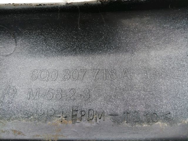 bontott VW POLO IV Jobb első Lökhárító Díszléc