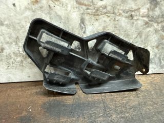 bontott VW POLO IV Jobb első Lökhárító Tartó (Műanyag)