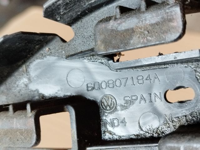 bontott VW POLO IV Jobb első Oldal Lökhárító Tartó (Műanyag)