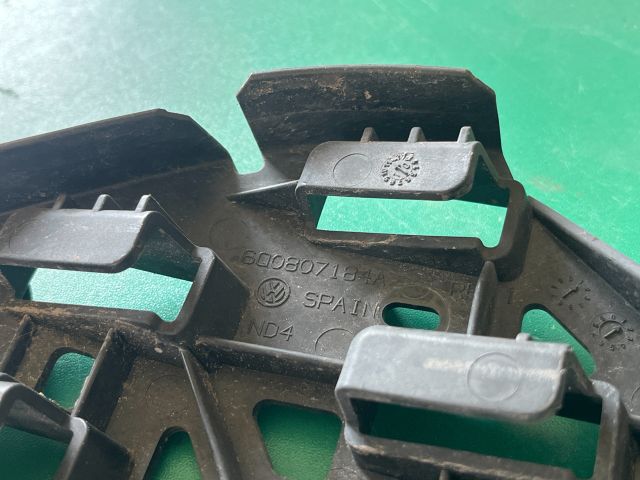 bontott VW POLO IV Jobb első Oldal Lökhárító Tartó (Műanyag)