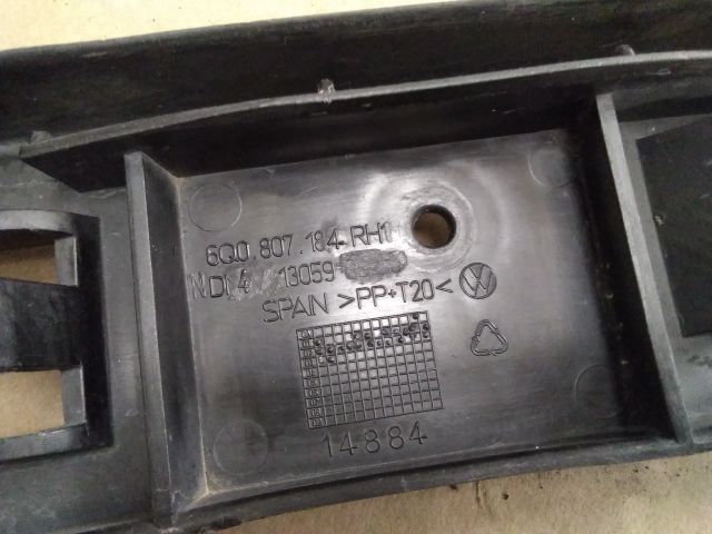 bontott VW POLO IV Jobb első Oldal Lökhárító Tartó (Műanyag)