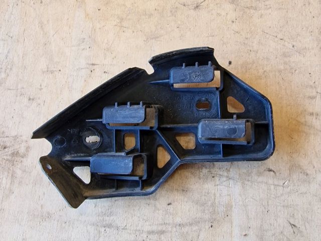 bontott VW POLO IV Jobb első Oldal Lökhárító Tartó (Műanyag)