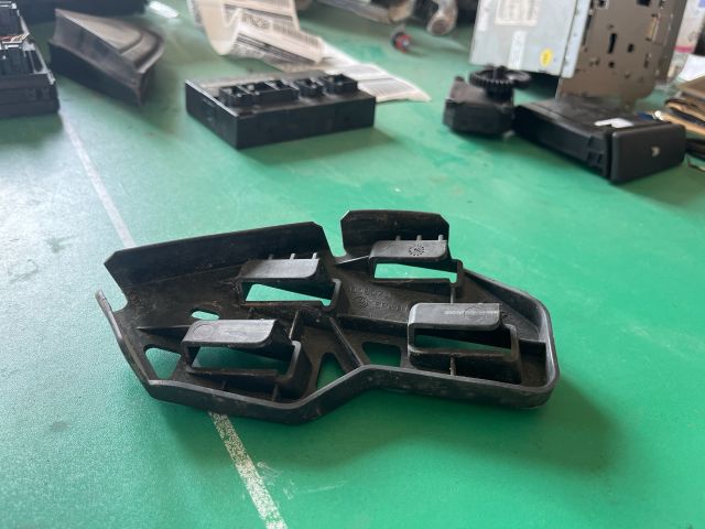 bontott VW POLO IV Jobb első Oldal Lökhárító Tartó (Műanyag)