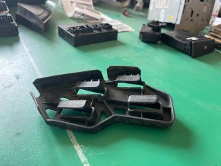 bontott VW POLO IV Jobb első Oldal Lökhárító Tartó (Műanyag)