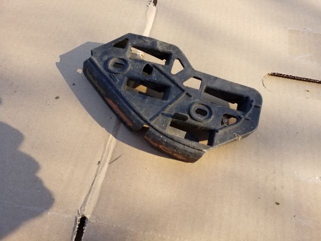 bontott VW POLO IV Jobb első Oldal Lökhárító Tartó (Műanyag)