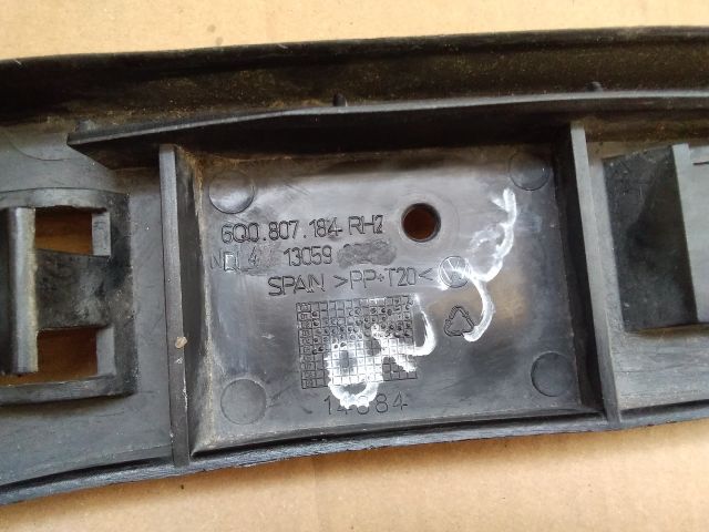 bontott VW POLO IV Jobb első Oldal Lökhárító Tartó (Műanyag)