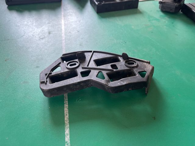 bontott VW POLO IV Jobb első Oldal Lökhárító Tartó (Műanyag)