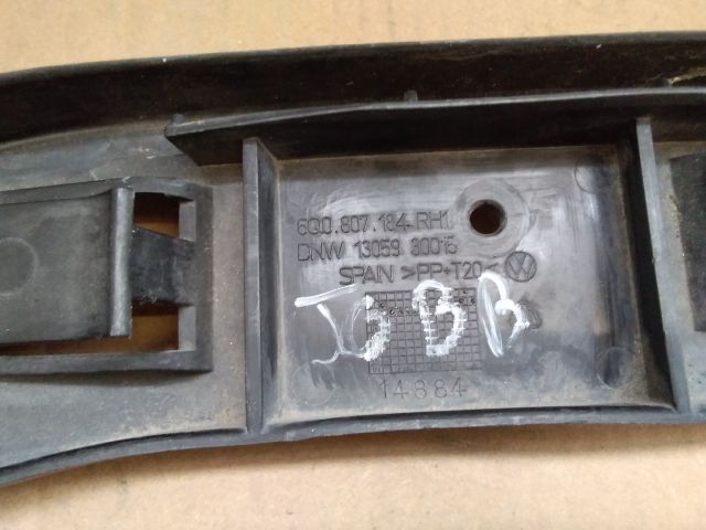 bontott VW POLO IV Jobb első Oldal Lökhárító Tartó (Műanyag)