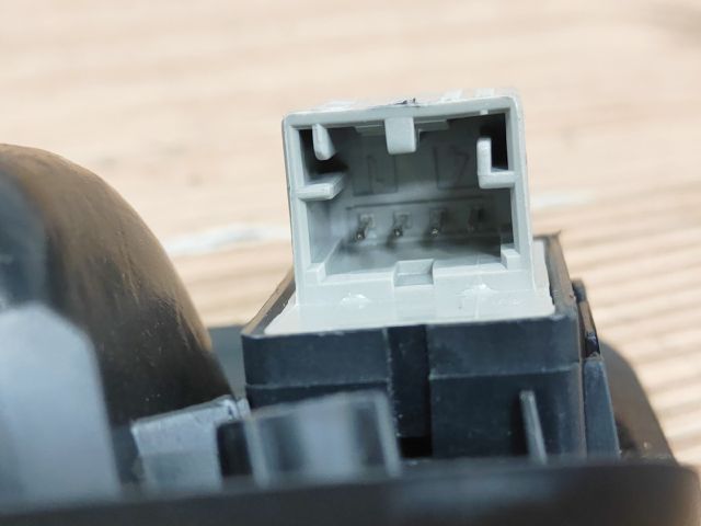 bontott VW POLO IV Jobb hátsó Ablakemelő Kapcsoló