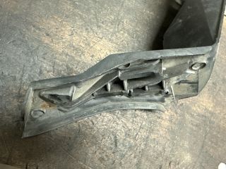 bontott VW POLO IV Jobb hátsó Lökhárító Tartó (Műanyag)