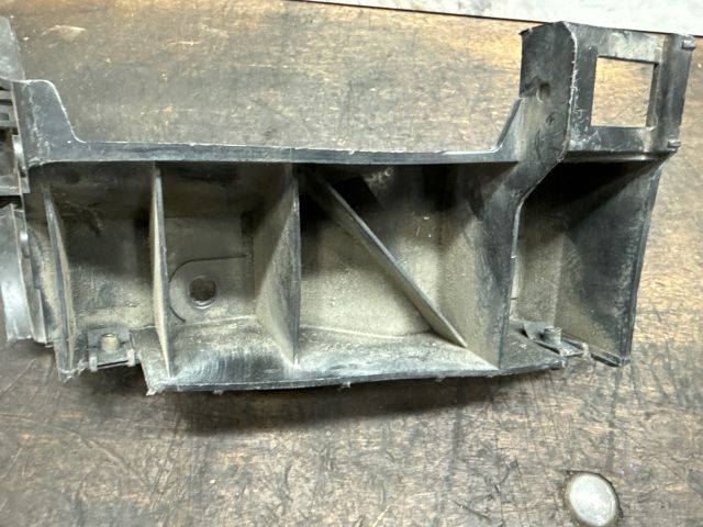 bontott VW POLO IV Jobb hátsó Lökhárító Tartó (Műanyag)