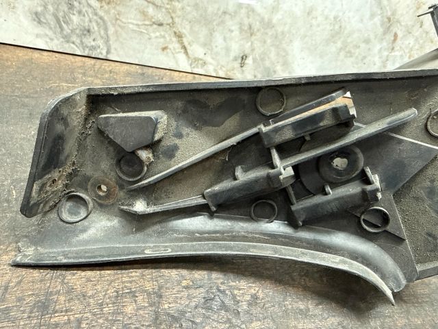 bontott VW POLO IV Jobb hátsó Lökhárító Tartó (Műanyag)