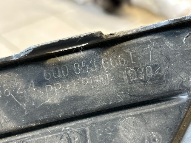 bontott VW POLO IV Jobb Ködlámpa Rács