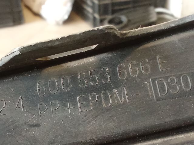 bontott VW POLO IV Jobb Ködlámpa Rács