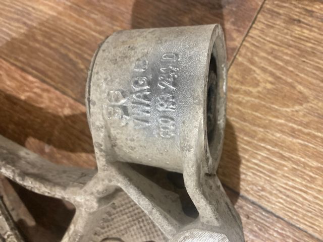 bontott VW POLO IV Jobb Lengőkar Tartó