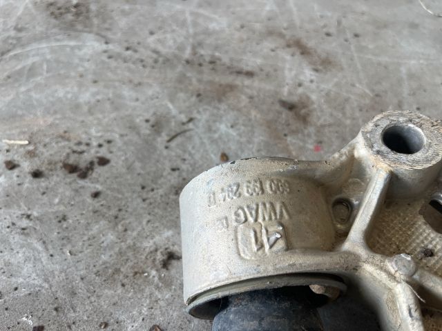 bontott VW POLO IV Jobb Lengőkar Tartó