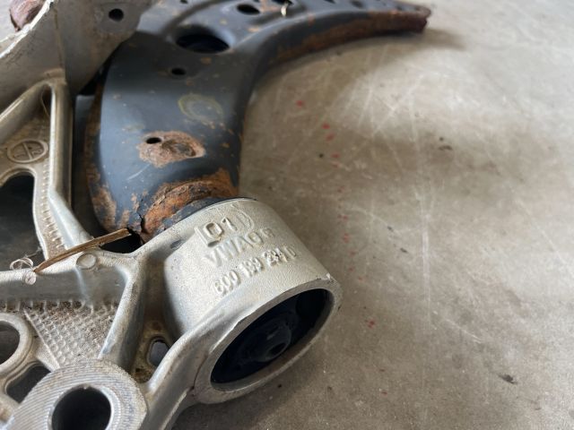 bontott VW POLO IV Jobb Lengőkar Tartó