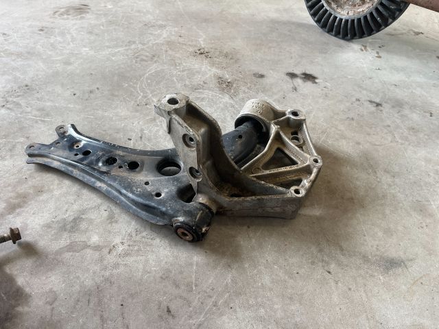 bontott VW POLO IV Jobb Lengőkar Tartó