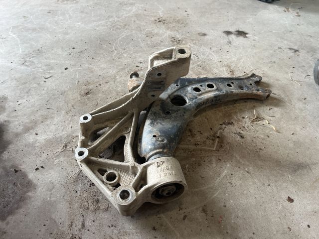 bontott VW POLO IV Jobb Lengőkar Tartó