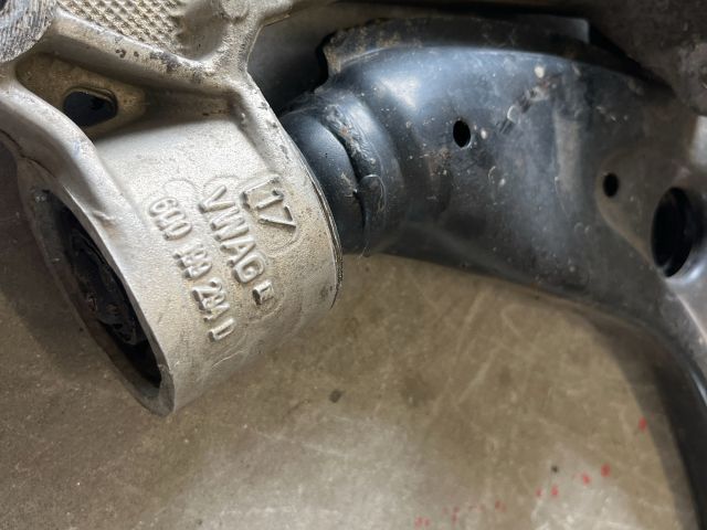 bontott VW POLO IV Jobb Lengőkar Tartó