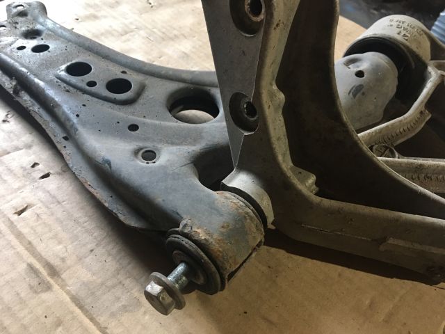 bontott VW POLO IV Jobb Lengőkar Tartó