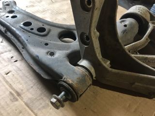 bontott VW POLO IV Jobb Lengőkar Tartó