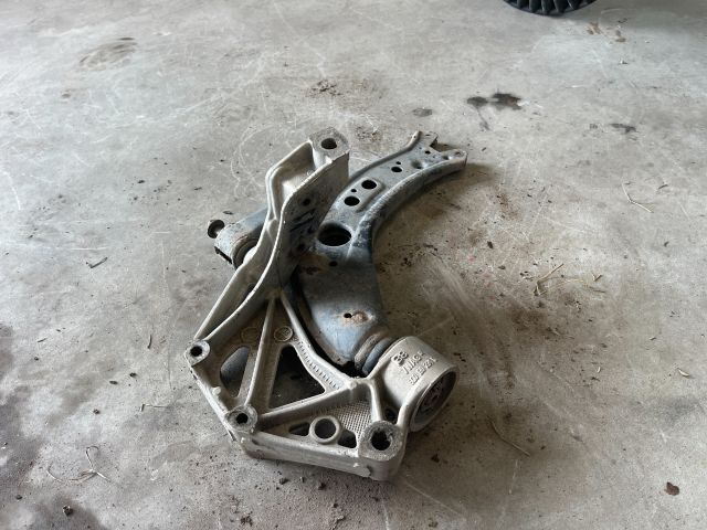 bontott VW POLO IV Jobb Lengőkar Tartó