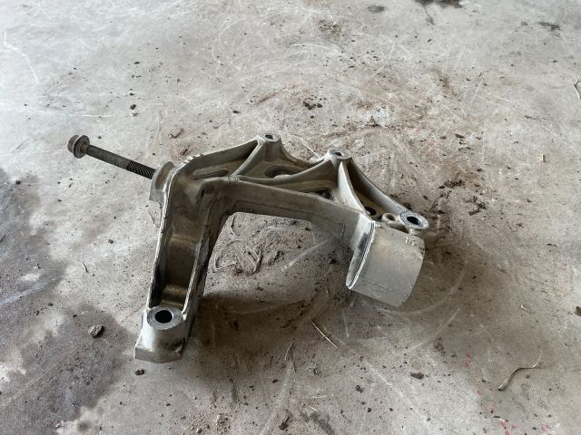 bontott VW POLO IV Jobb Lengőkar Tartó