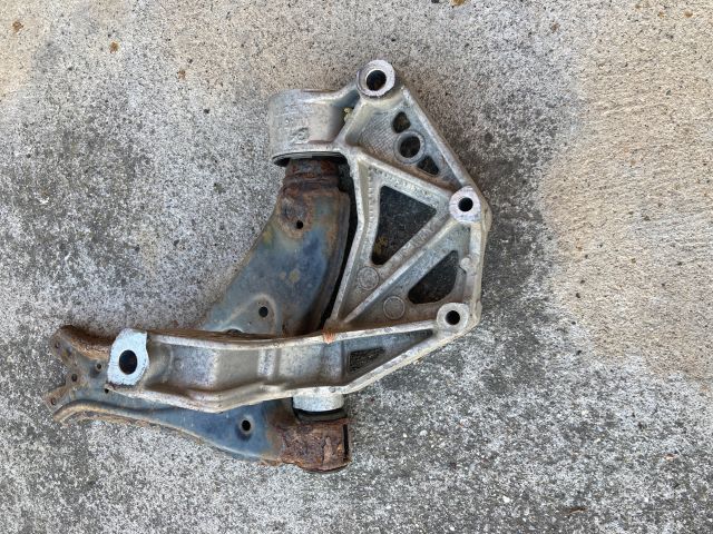 bontott VW POLO IV Jobb Lengőkar Tartó