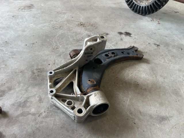 bontott VW POLO IV Jobb Lengőkar Tartó