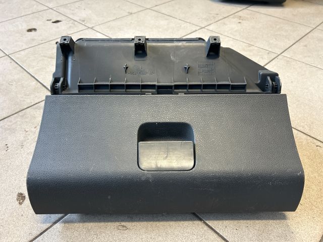 bontott VW POLO IV Kesztyűtartó