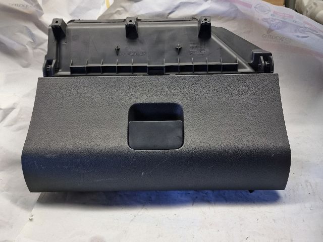 bontott VW POLO IV Kesztyűtartó