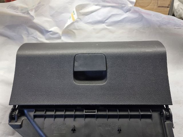 bontott VW POLO IV Kesztyűtartó