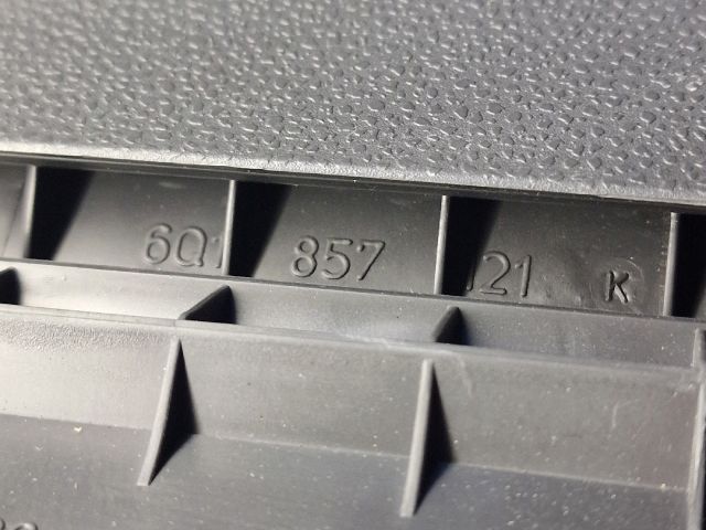 bontott VW POLO IV Kesztyűtartó