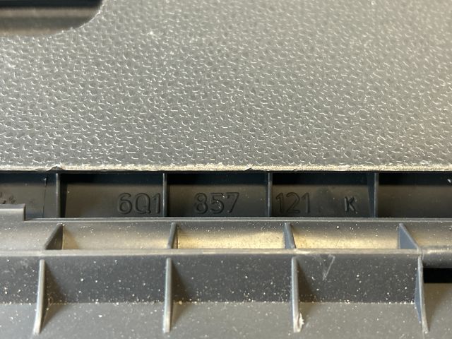 bontott VW POLO IV Kesztyűtartó