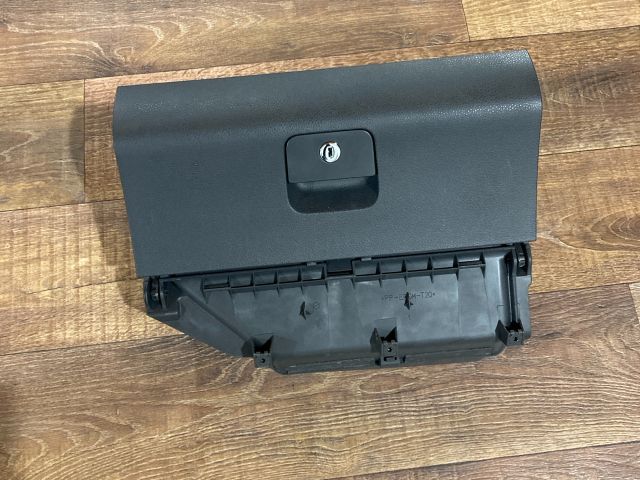 bontott VW POLO IV Kesztyűtartó