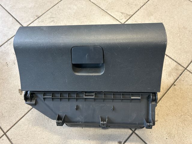 bontott VW POLO IV Kesztyűtartó