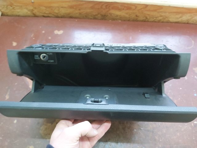 bontott VW POLO IV Kesztyűtartó