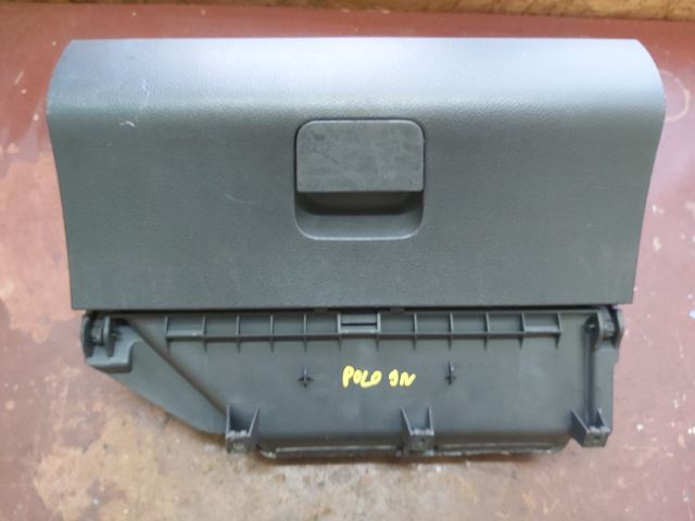 bontott VW POLO IV Kesztyűtartó