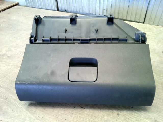 bontott VW POLO IV Kesztyűtartó